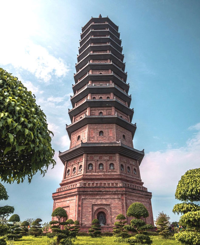 Chùa Bái Đính, danh thắng nằm trong quần thể khu du lịch sinh thái Tràng An (Ninh Bình), là ngôi chùa sở hữu 9 kỷ lục. Trong đó, tượng Phật bằng đồng dát vàng, hành lang La Hán, bảo tháp với chiều cao ngoạn mục đạt kỷ lục châu Á. Ảnh: Timsperin.