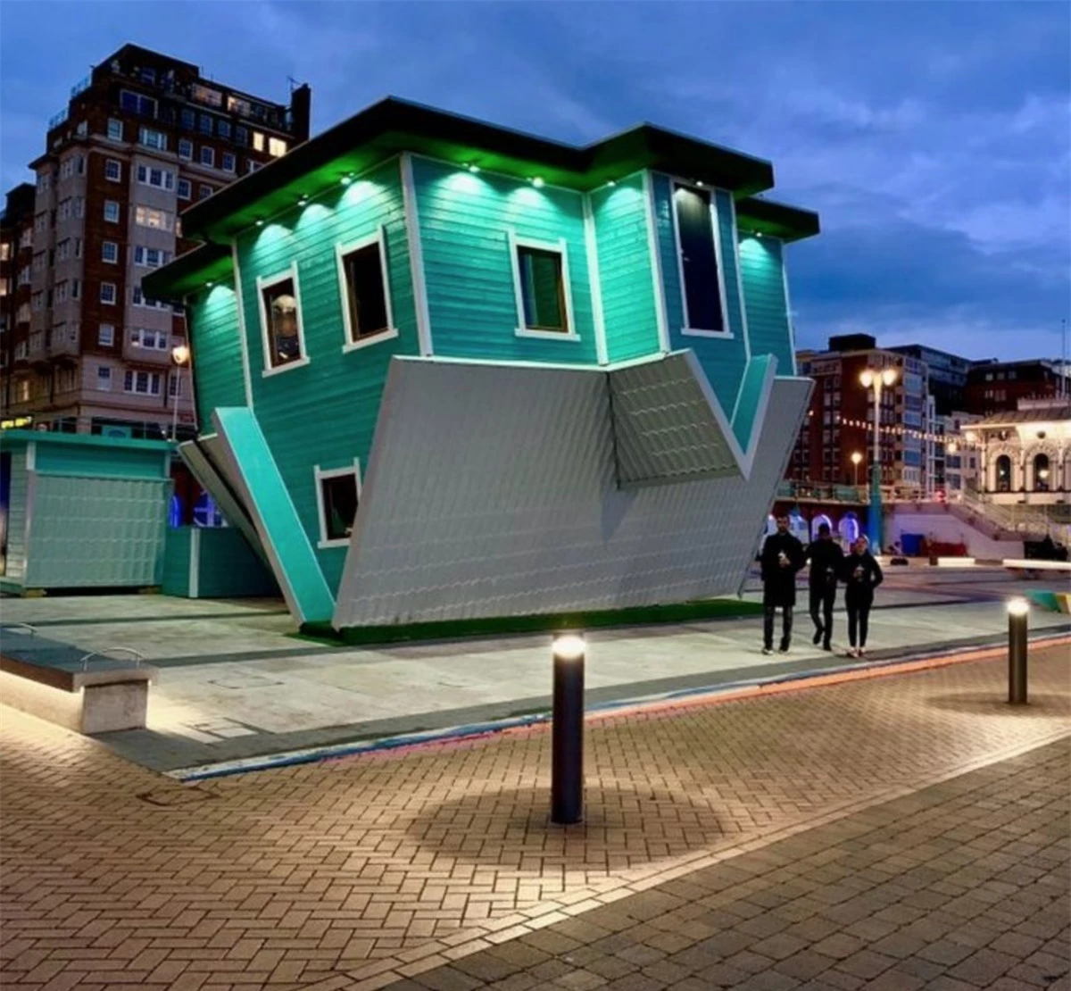 'Ngôi nhà lộn ngược' ở thành phố Brighton, nước Anh được sử dụng như một công trình giải trí (nhà gương ảo ảnh)