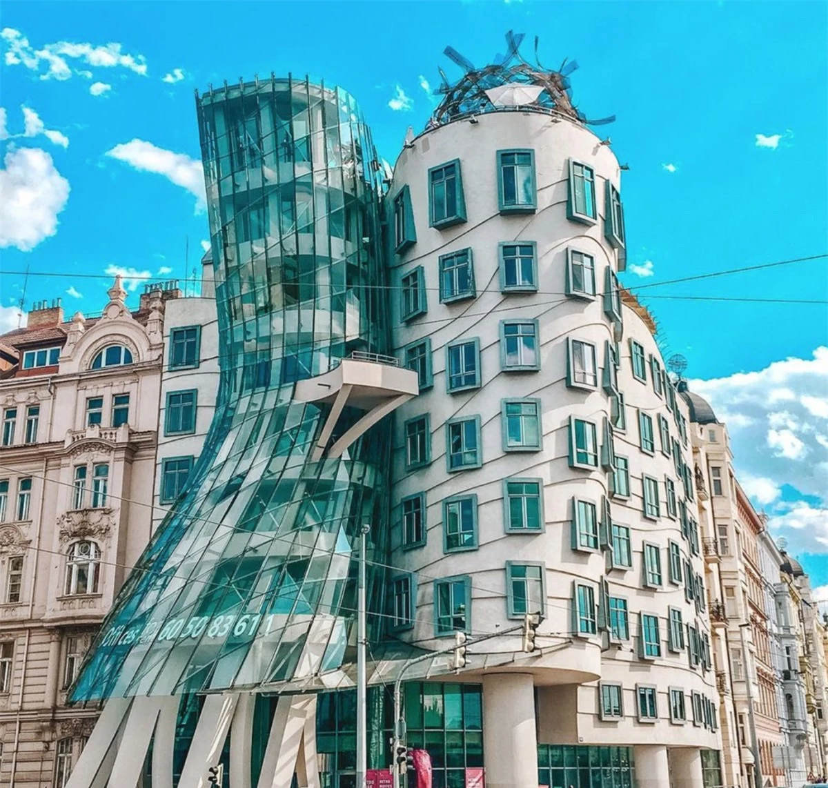 Tòa nhà ở thủ đô Praha, Cộng hòa Séc được thiết kế với hình dáng lạ kỳ, đúng như lên gọi 'lóng' của nó - 'Tòa nhà Khiêu vũ'