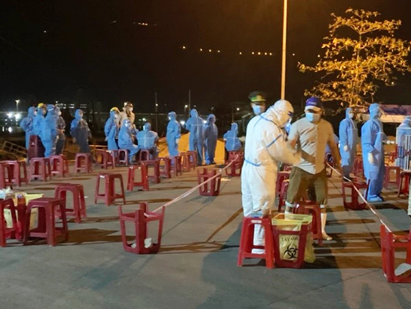 CDC Đà Nẵng và quận Sơn Trà tập trung lấy mẫu xét nghiệm cho 1.057 người ở cảng cá Thọ Quang và khu vực liên quan suốt đêm 28 đến rạng sáng 29/6