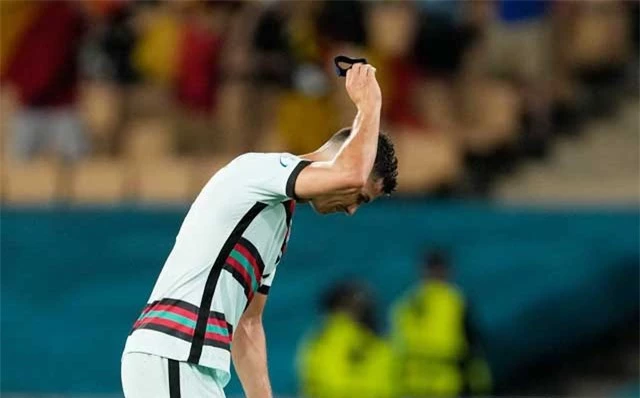 Ronaldo tỏ ra bất lực khi không thể giúp Bồ Đào Nha bảo vệ thành công chức vô địch