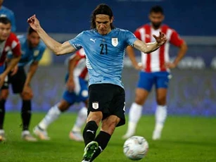 Tiền đạo của MU giúp Uruguay giành ngôi nhì bảng A