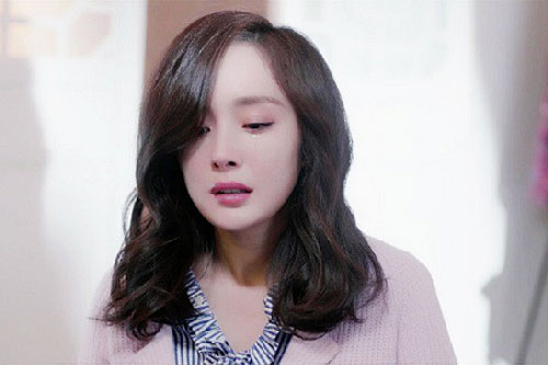 Ôm bụng bầu về quê chờ đẻ, bữa đầu tiên tôi nấu bị mẹ chồng hất ra vườn, bắt nấu hành với canh rau muống