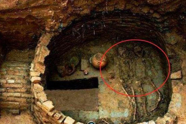 Vén màn bí ẩn "ngôi mộ giết người" lớn nhất Trung Quốc, 80 thi thể chồng chất bên trong: Các chuyên gia chết lặng!