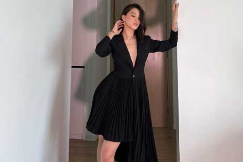 Hoa hậu Tiểu Vy mặc váy khoét ngực sâu, lên đồ như đi tiệc mùa giãn cách xã hội