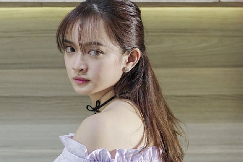 Tự bắc thang thay bóng đèn khi chồng vắng nhà, gói đồ kỳ lạ trên nóc tủ khiến tôi chết lặng