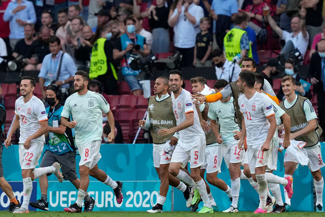 Tây Ban Nha vào tứ kết sau trận cầu kịch tính với 8 bàn thắng 