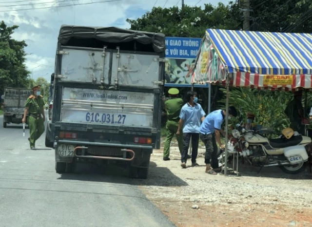 Chốt kiểm soát y tế ở Vĩnh Long.