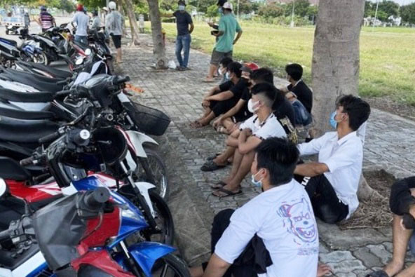 Bất chấp lệnh giãn cách, 11 dân chơi vẫn tụ tập đua xe