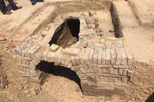 Đào được mộ cổ, ông lão bí mật mang gạch về nhà, nào ngờ vài năm sau gặp 'tai ương lớn'