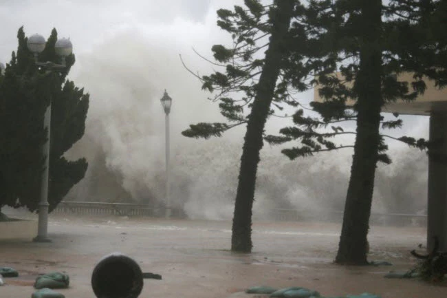 Theo phòng Nghiên cứu bão của Cục Quản lý Đại dương và Khí quyển Quốc gia Mỹ (NOAA) từ năm 1970 tới nay, Trung Quốc là quốc gia phải chịu hứng chịu nhiều cơn bão nhất với 127 cơn khủng khiếp gây sạt lở nghiêm trọng. Đứng thứ 2 là Philippines - quốc gia thuộc khu vực Đông Nam Á. Ảnh: Daily Mail.
