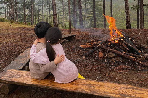 Con trai Tăng Thanh Hà có phản ứng cực phũ khi em gái bắt nghe văn nghệ