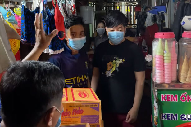 Quang Lê tự tay nấu cơm cho người nghèo: Chúng tôi không kêu gọi ai quyên góp hết