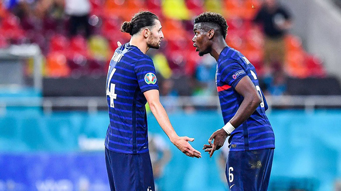 Pháp thua dưới sân, trên khán đài phụ huynh Rabiot 'võ mồm' với nhà Pogba & Mbappe
