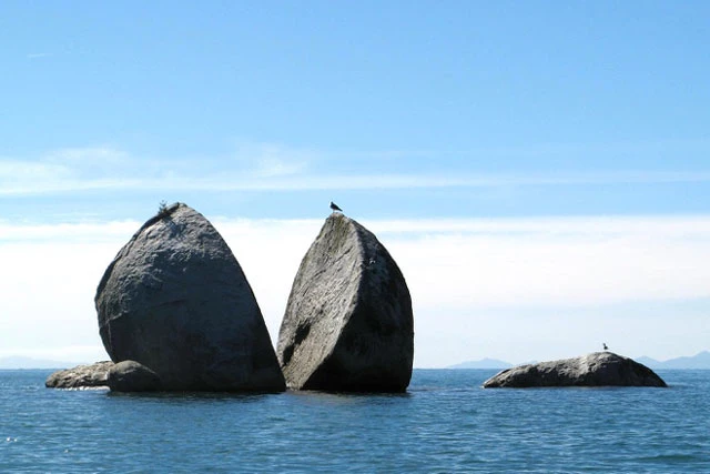 Tokangawhā hay Split Apple Rock là kỳ quan địa chất nổi tiếng nằm ngoài khơi vùng vịnh Tasman, phía bắc của đảo Nam, New Zealand. Khối đá được làm bằng đá granit. Khe nứt của tảng đá tạo thành hình quả táo đã được cắt làm đôi độc đáo. Ảnh: Reddit.