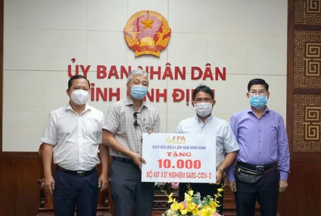 Hiệp hội Gỗ và Lâm sản Bình Định trao tặng 10.000 bộ kit xét nghiệm SARS-CoV-2 cho tỉnh Bình Định để phòng chống COVID-19. (Ảnh: binhdinh.gov.vn)