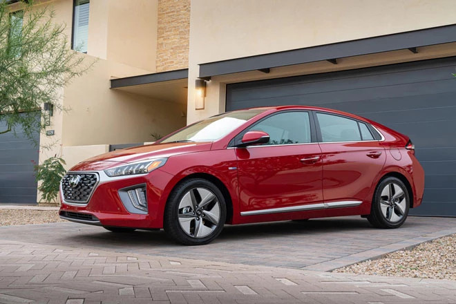 2. Hyundai Ioniq 2021 (sức chứa khoang hành lý: 750 lít).