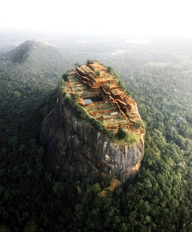 Sigiriya là một trong những di tích lịch sử có giá trị nhất của Sri Lanka. Khu phức hợp pháo đài cổ này có tầm quan trọng đối với khảo cổ học và thu hút hàng nghìn khách du lịch ghé thăm mỗi năm. Ảnh: Outdoortones.