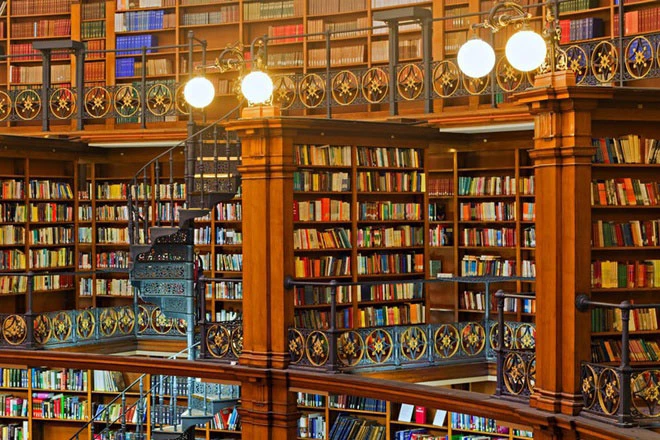 Theo Telegraph, cuốn sách St Cuthbert Gospel đang được trưng bày tại Thư viện Anh ở thủ đô London. Đây là thư viện quốc gia của Liên hiệp Anh và Bắc Ireland, nơi lưu trữ 150 triệu tài liệu gồm đủ các dạng sách, báo, tạp chí, bản ghi âm, bản đồ, bản vẽ… Bộ sưu tập sách của Thư viện Anh đứng thư hai thế giới, chỉ sau Thư viện quốc hội của Mỹ. Ảnh: BBC.