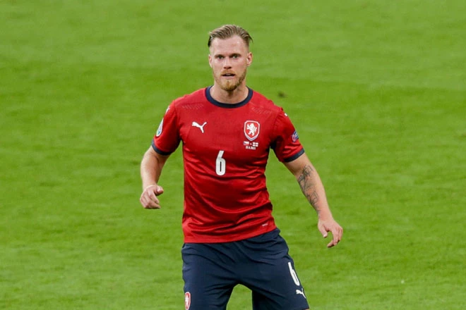 Trung vệ: Tomas Kalas (CH Czech).