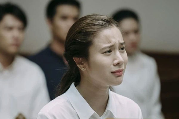 Vừa về nhà đã bị hắt cả bát mắm tôm vào người, nghe chị chồng quy tội, tôi rùng mình ớn lạnh