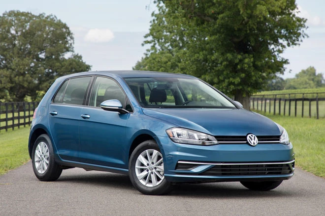 5. Volkswagen Golf 2021 (sức chứa khoang hành lý: 646 lít).