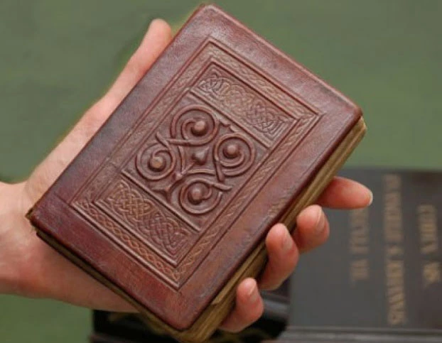 Được viết từ thế kỷ thứ 8, St Cuthbert Gospel được ghi nhận là cuốn sách cổ nhất châu Âu còn sót lại đến ngày nay.