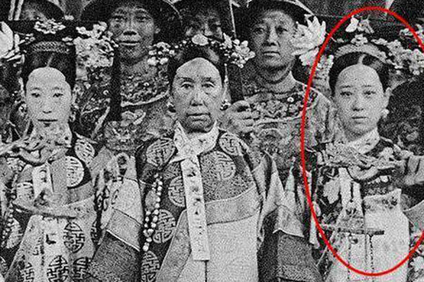 Đệ nhất mỹ nhân Vãn Thanh, nhờ dung mạo xinh đẹp nên được Từ Hi cưng chiều, mỗi lần chụp ảnh đều gọi vào chụp chung