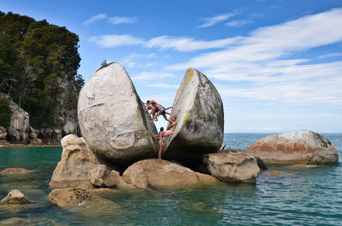 Khối đá "Táo tách đôi" thuộc khu vực của công viên quốc gia Abel Tasman. Du khách có thể dễ dàng tiếp cận và tham quan kỳ quan địa chất này bằng thuyền kayak hay mô tô nước bởi nó nằm ở vùng nước nông. Công viên Abel Tasman cũng là một trong những điểm du lịch hút tín đồ xê dịch tại New Zealand bởi hệ sinh thái đa dạng và những bãi biển nguyên sơ. Ảnh: Beccarbex.
