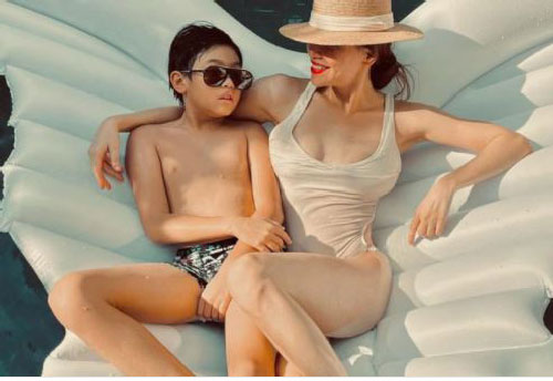 Hồ Ngọc Hà khoe ảnh với con trai Subeo mà ai cũng bất ngờ về chiều cao của cậu bé
