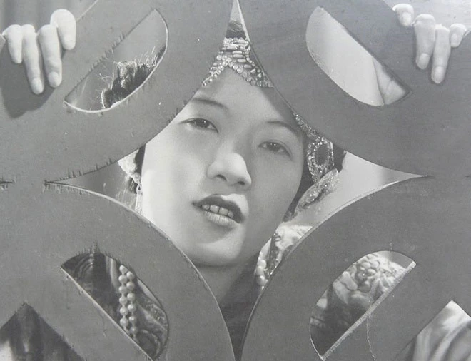 Hoàng Thị Thế vào vai Barbara Lee. Ảnh trong phim "le Secret de l’Emeraude" năm 1936.