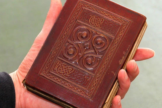 Theo Telegraph, cuốn sách "St Cuthbert Gospel" có kích thước 138x92 mm, được bọc da và trang trí tinh xảo. Dù nhỏ như lòng bàn tay, cuốn sách này từng được mua với giá 9 triệu bảng năm 2012 (hơn 14 triệu USD). Ảnh: Telegraph.