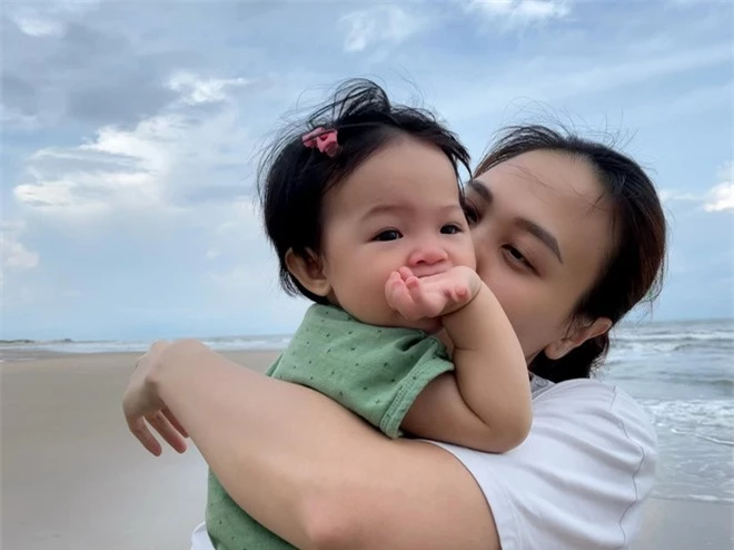 Cường Đô La tung bức ảnh cả nhà đi nghỉ dưỡng, ai dè để lộ cận nhan sắc 0% son phấn của mẹ bỉm Đàm Thu Trang - Ảnh 3. Cường Đô La tung bức ảnh cả nhà đi nghỉ dưỡng, ai dè để lộ cận nhan sắc 0% son phấn của mẹ bỉm Đàm Thu Trang - Ảnh 3.