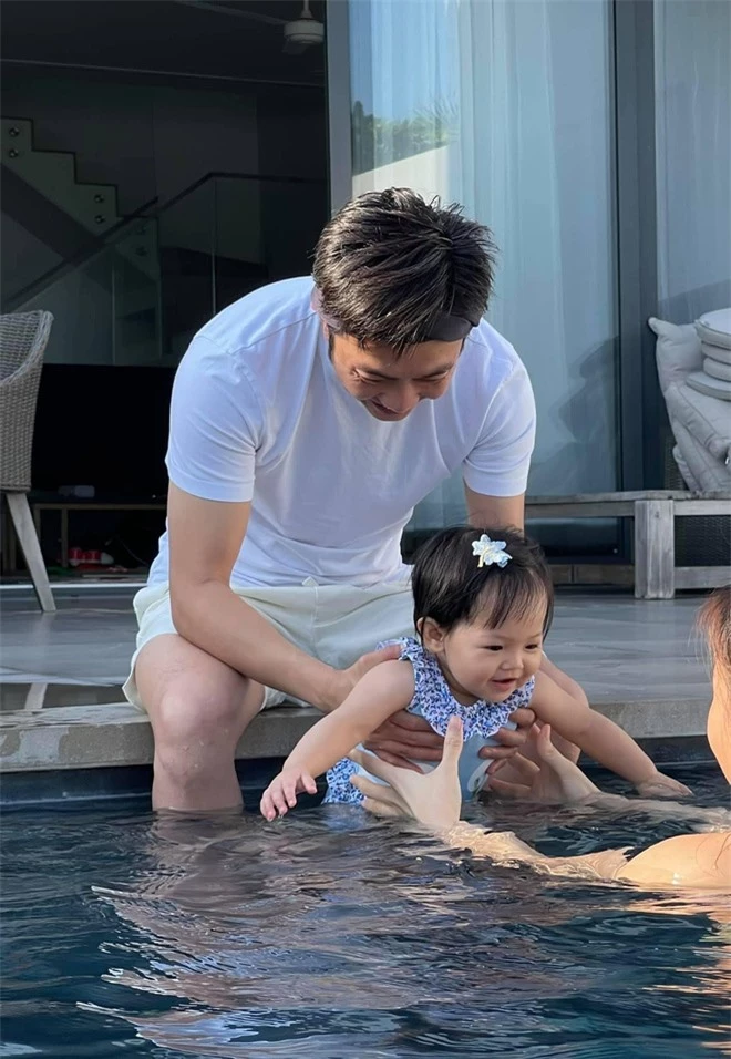 Cường Đô La tung bức ảnh cả nhà đi nghỉ dưỡng, ai dè để lộ cận nhan sắc 0% son phấn của mẹ bỉm Đàm Thu Trang - Ảnh 5. Cường Đô La tung bức ảnh cả nhà đi nghỉ dưỡng, ai dè để lộ cận nhan sắc 0% son phấn của mẹ bỉm Đàm Thu Trang - Ảnh 5.