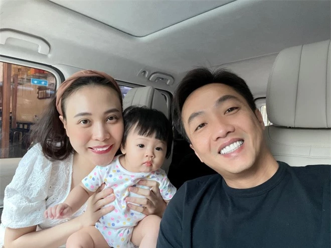 Cường Đô La tung bức ảnh cả nhà đi nghỉ dưỡng, ai dè để lộ cận nhan sắc 0% son phấn của mẹ bỉm Đàm Thu Trang - Ảnh 6. Cường Đô La tung bức ảnh cả nhà đi nghỉ dưỡng, ai dè để lộ cận nhan sắc 0% son phấn của mẹ bỉm Đàm Thu Trang - Ảnh 6.