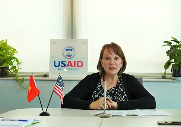 Giám đốc USAID Việt Nam Ann Marie Yastishock...