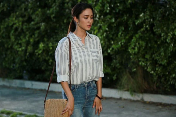 Thấy tôi rời khỏi nhà với 2 bàn tay trắng, bố chồng nhờ cầm vứt hộ túi rác, thứ bên trong làm tôi ứa nước mắt