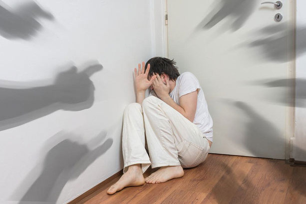 Đang khoẻ mạnh bỗng "khùng khùng, điên điên", nhìn thấy ma quỷ: Giải thích bằng khoa học thế nào?