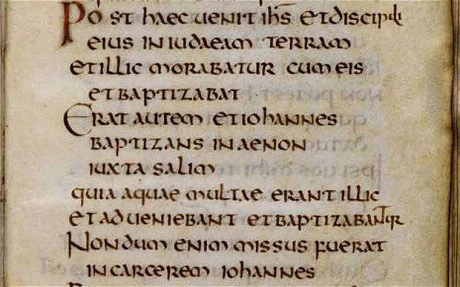 Theo Telegraph, cuốn sách St Cuthbert Gospel còn được gọi là "Stonyhurst Tin Mừng" hoặc "St Cuthbert Tin Mừng Thánh Gioan". Đây là cuốn sách được viết bằng tiếng Latin. St Cuthbert là một trong những bản thảo Anglo-Saxon nhỏ nhất còn sót lại đến ngày nay. Ảnh: BBC.