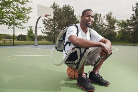 Phép màu cuộc sống: Chàng trai sống 555 ngày với trái tim đựng trong balo đeo sau lưng