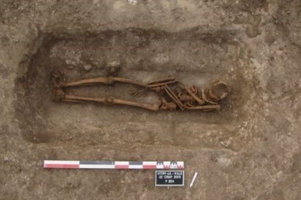 Kỳ quái tập tục mở mộ 'trộm đồ' vô giá trị, bỏ lại toàn vàng bạc