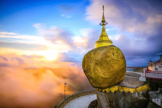Kyaikhtiyo, ngôi chùa cổ tọa lạc ở bang Mon, Myanmar, được xây dựng trên rìa tảng đá dát vàng hình quả trứng khổng lồ ở độ cao 1.100 m so với mặt biển. Người ta tin rằng, nhờ có sợi tóc của đức Phật, hòn đá này nằm yên trên vị trí cheo leo suốt hàng nghìn năm. Ảnh: Getty Images.