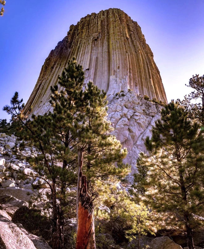 Tháp Quỷ nằm ở bang Wyoming, Mỹ. Ngọn núi có cấu trúc đá nguyên khối dạng cột đứng khổng lồ, hình thành do hoạt động của núi lửa. Tháp Quỷ cao khoảng 264 m, phần đỉnh khá bằng phẳng với diện tích lớn gấp đôi một sân bóng đá. Địa danh này được phát hiện vào năm 1893. Đây là điểm đến của những du khách ưa mạo hiểm. Ảnh: Bhvisitor.