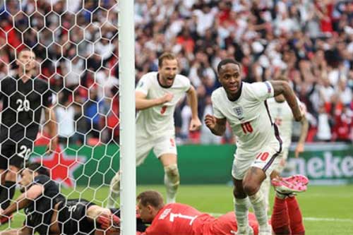 Từ người hùng, Sterling suýt trở thành tội đồ của ĐT Anh với màn 'tặng quà' cho Mueller