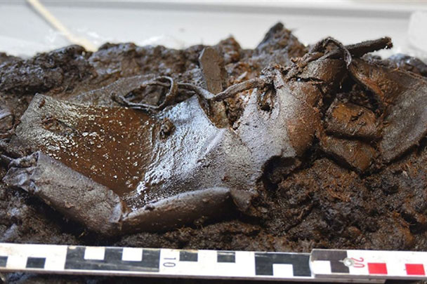 Đôi giày mắc kẹt trong đầm lầy 2.000 năm vẫn còn nguyên vẹn