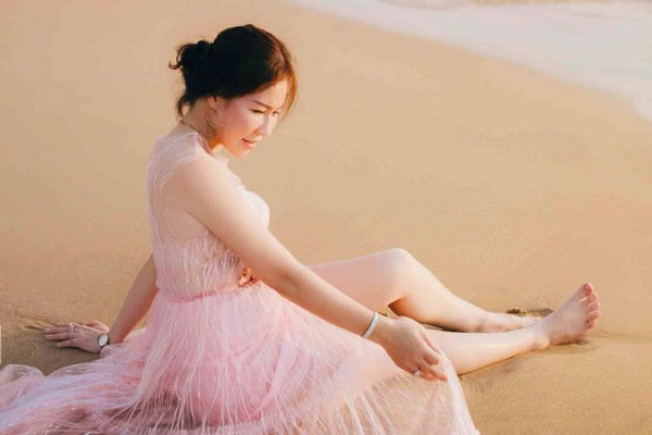 Nữ đại gia Ngọc Tiền tung hình quyến rũ bên bờ biển, thả thính chồng trẻ Quý Bình cực ngọt khiến cư dân mạng ghen tỵ