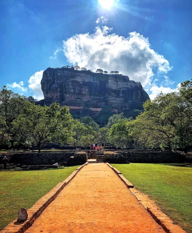 Cao nguyên đá Sigiriya được hình thành từ đá magma của ngọn núi lửa đã tắt. Nơi đây cao hơn 200 m so với địa hình rừng xung quanh và 370 m so với mực nước biển. Khu phức hợp pháo đài cổ tọa lạc trên đỉnh cao nguyên đá được người dân địa phương gọi là "kỳ quan thứ 8 thế giới". UNESCO đã tuyên bố Sigiriya là Di sản Văn hóa Thế giới vào năm 1982. Ảnh: Ptphotography.