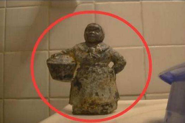 Nhặt được bức tượng sắt hoen gỉ ở ven đường, mang về mở ra xem, chàng trai không giữ được bình tĩnh khi thấy thứ bên trong