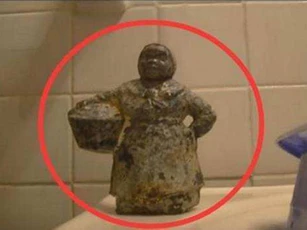 Nhặt được bức tượng sắt hoen gỉ ở ven đường, mang về mở ra xem, chàng trai không giữ được bình tĩnh khi thấy thứ bên trong