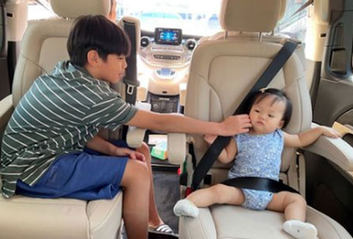 Đàm Thu Trang khoe ảnh Subeo chăm em gái, nhưng nhìn biểu cảm "bá đạo" của Suchin mà ai cũng bật cười